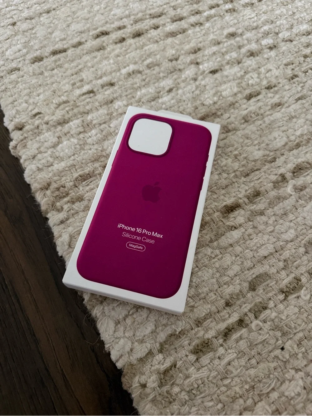 NWT [Size: iPhone 16 Pro Max Case] Apple Silicone Case with MagSafe